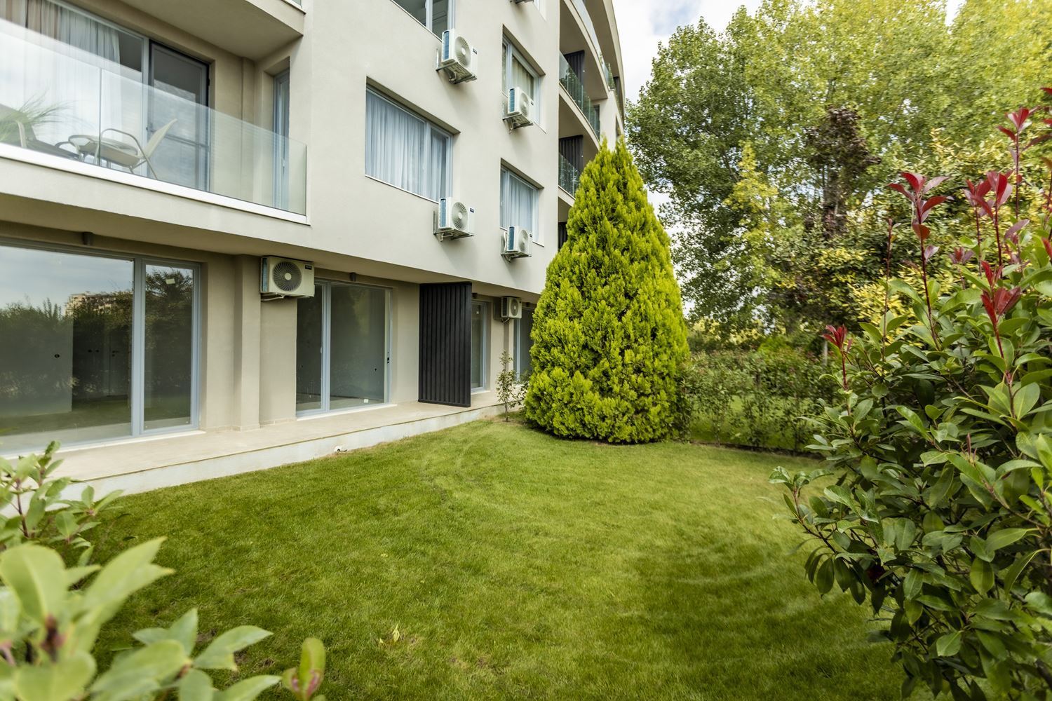 First line by the sea in Sunny Beach – brand-new furnishings and a private yard