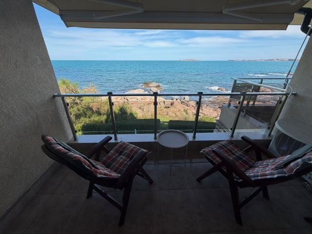 Spacious Apartment with 2 Bedrooms on the First Sea Line with Frontal Panoramic Sea View