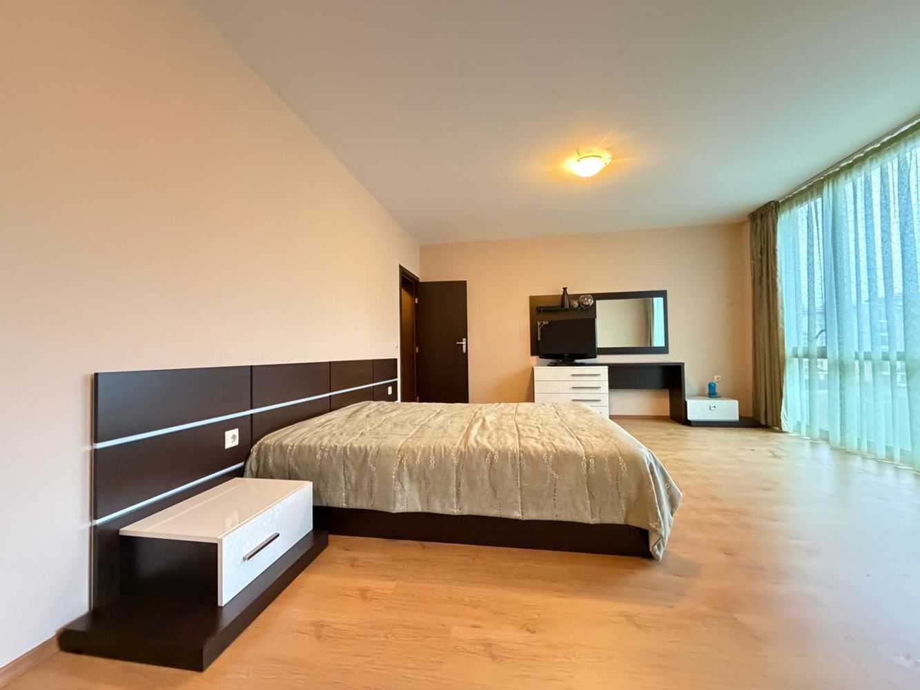 Spacious three-room apartment in Nessebar – fully furnished, in a quiet and fast-developing area near the sea
