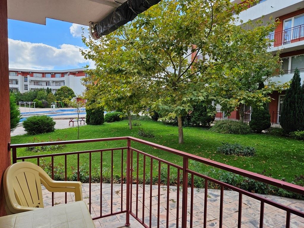One-Bedroom Apartment on the First Line to the Sea in a Secure Complex in Elenite