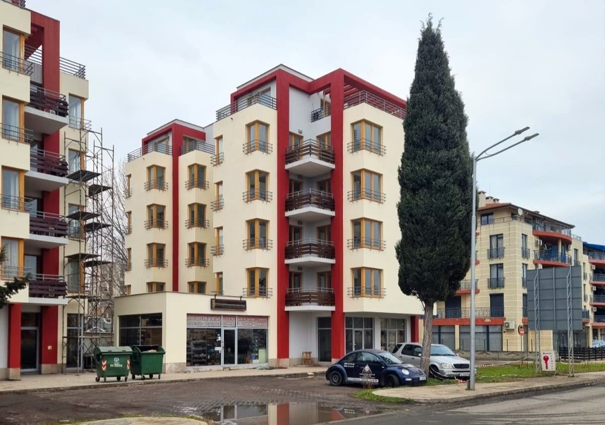 Two-Bedroom Apartment with No Maintenance Fee, Right Next to a Supermarket