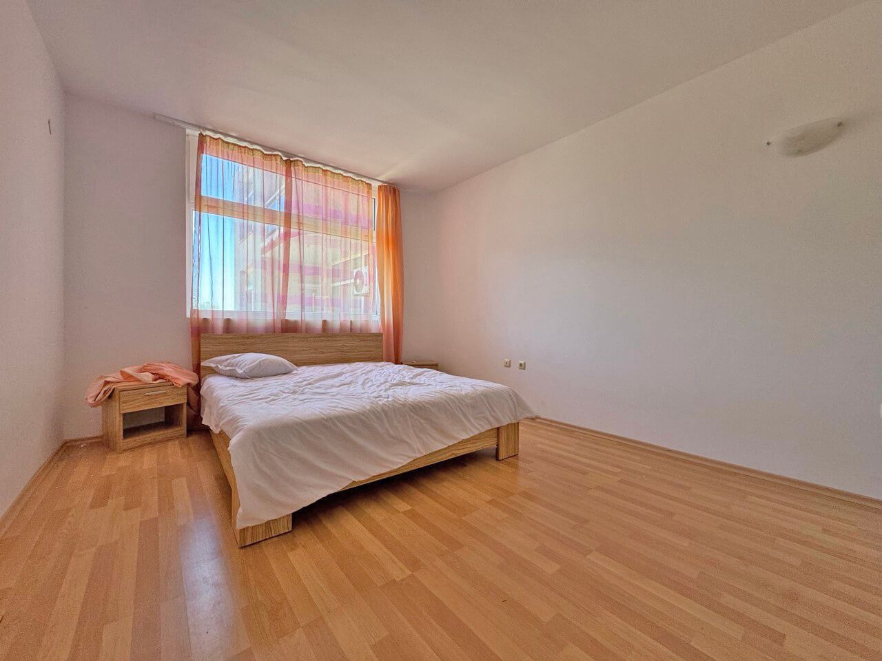 Sunny and spacious one-bedroom apartment with sea view in Sunny Beach