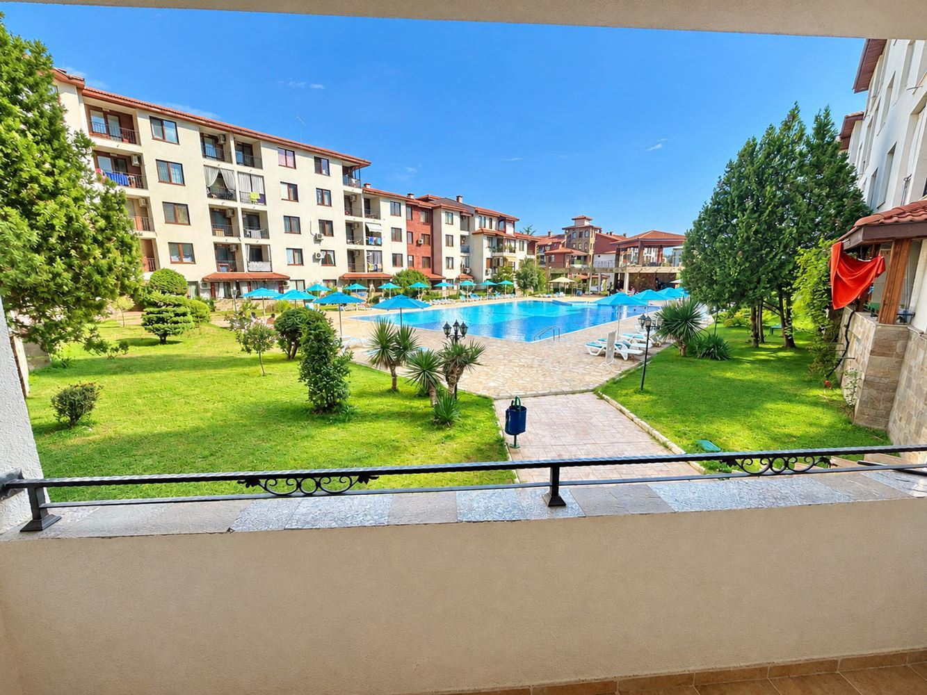 Spacious three-room apartment with pool view and excellent amenities in Nessebar