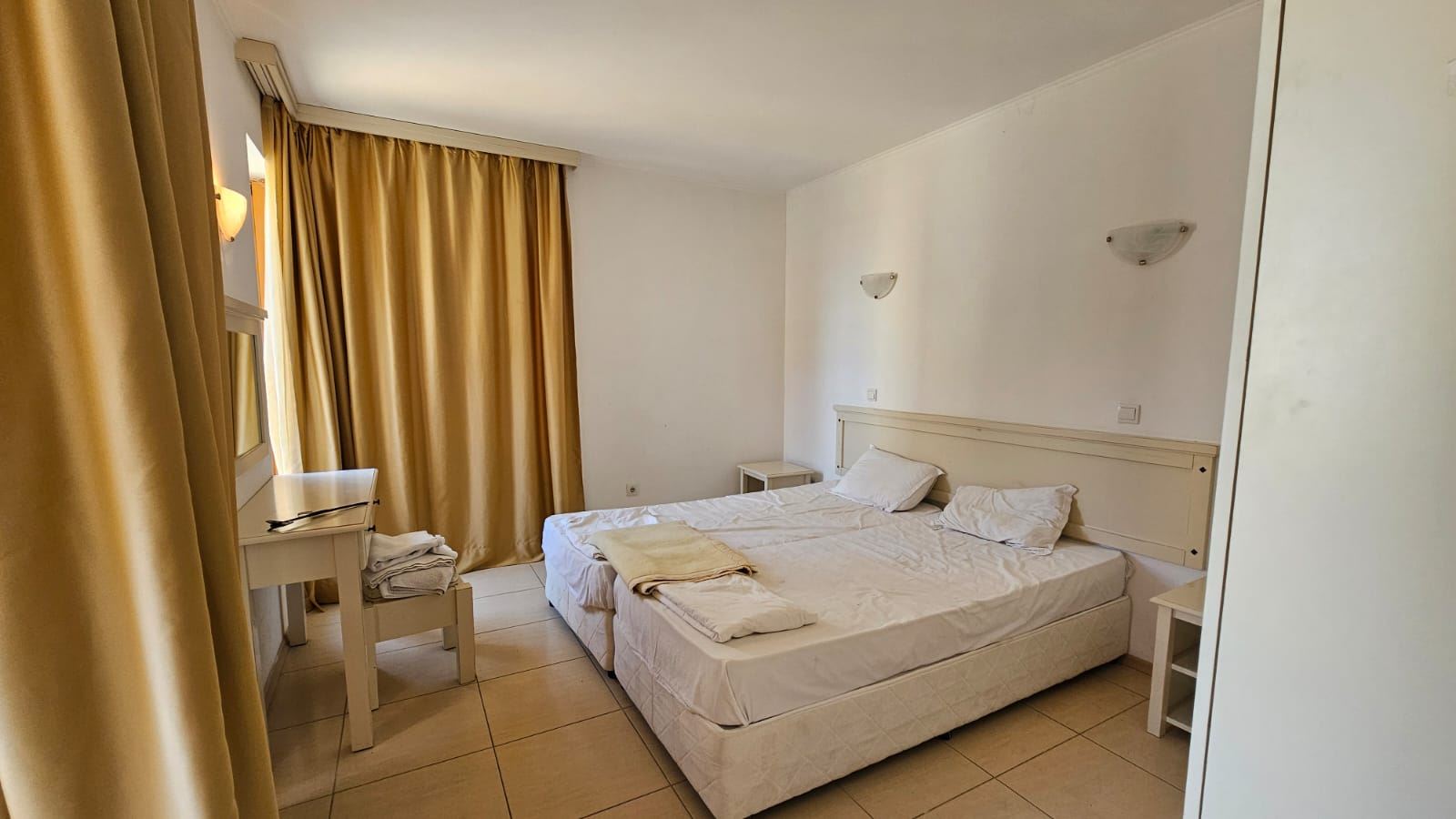 Two-Bedroom Apartment with No Maintenance Fee, Right Next to a Supermarket