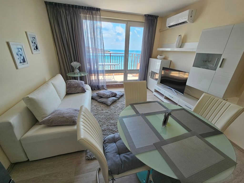 Luxury panoramic apartment on the first line of the sea with two bedrooms and an enormous terrace