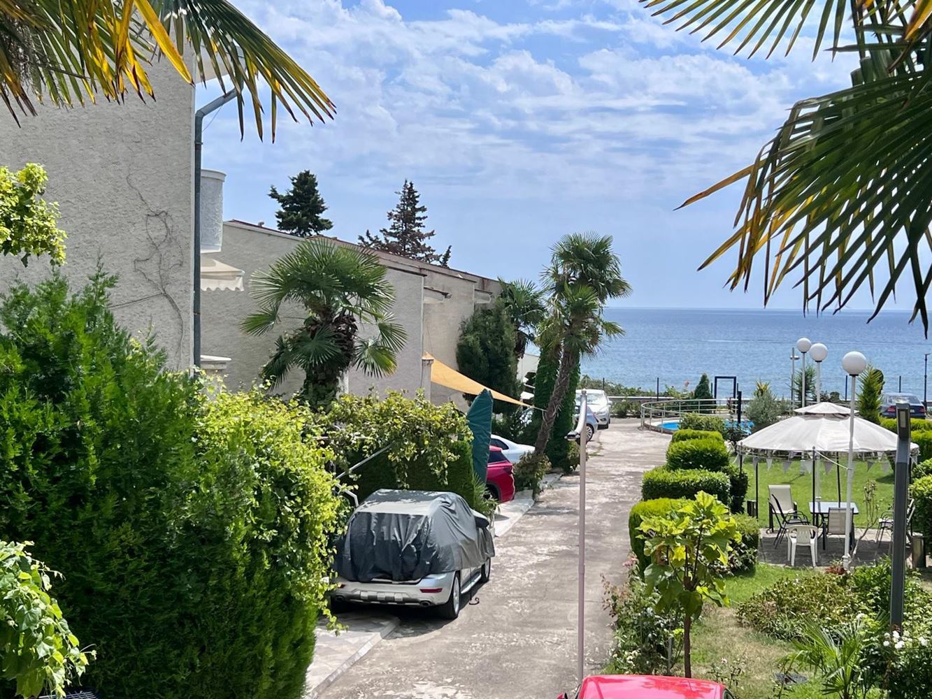 First-line sea property in Ravda – two-bedroom maisonette with sea view and private parking space