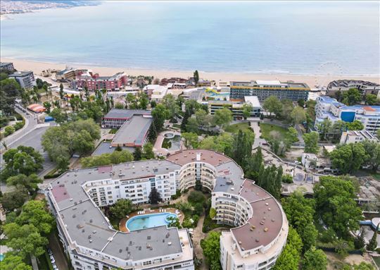 The Perfect Holiday Investment with an Excellent Location – Spacious Apartment 100 Metres from the Sea