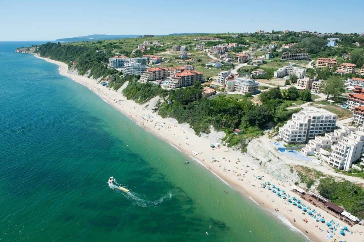 Sea panorama and comfort just 100 meters from the beach! Furnished one-bedroom apartment in a complex in Byala