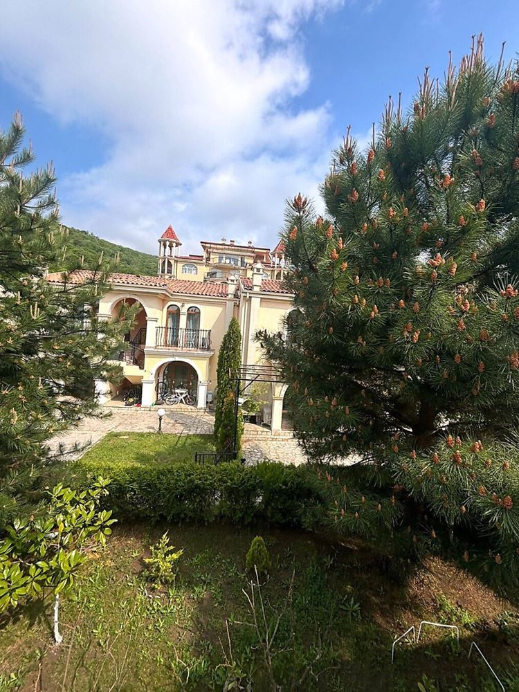 Bright One-Bedroom Apartment with a Large Terrace and Greenery Views in Elenite