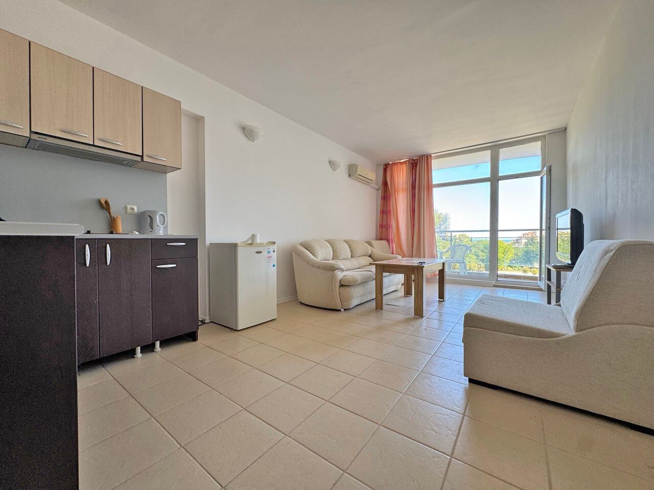 Sunny and spacious one-bedroom apartment with sea view in Sunny Beach