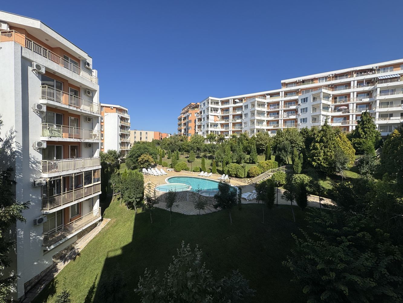 Spacious studio in Sveti Vlas with beautiful pool view – excellent investment by the sea