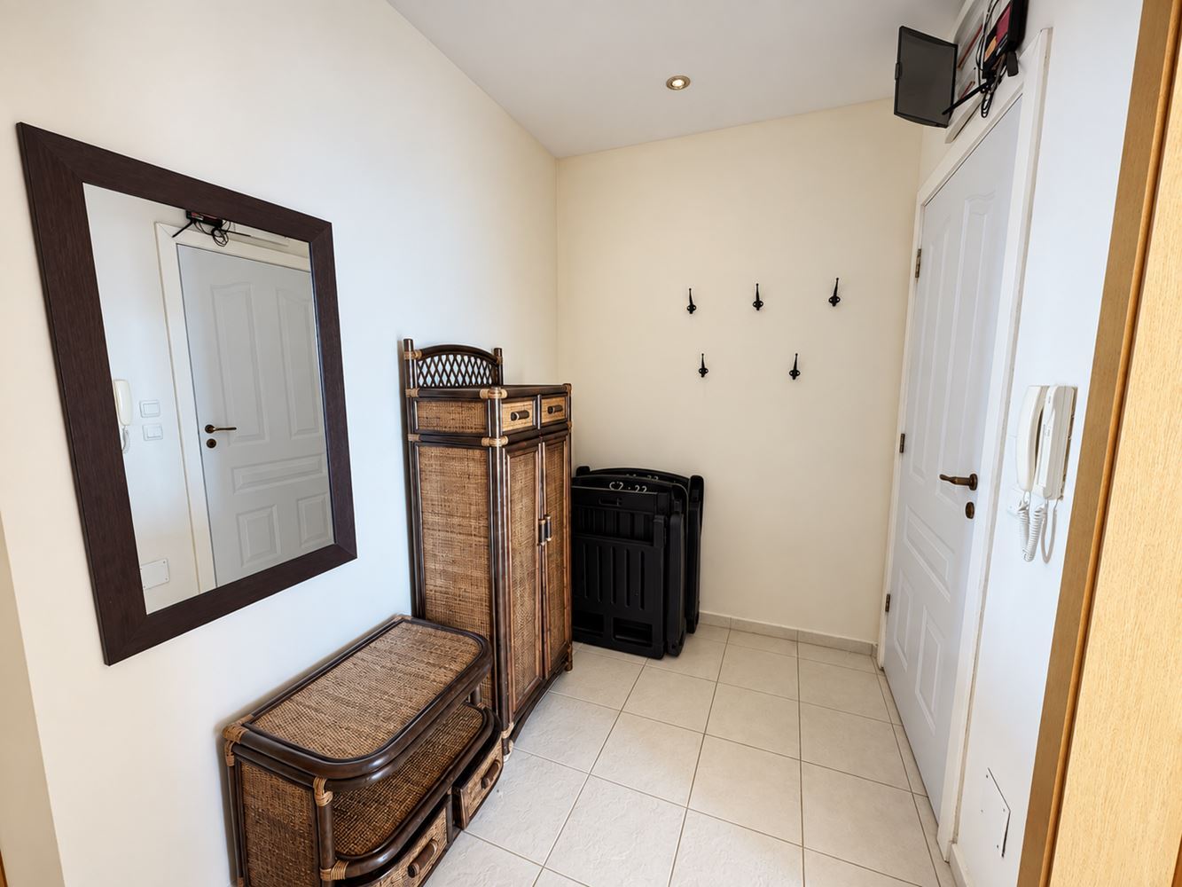 Elenite: spacious two-bedroom apartment on the first line with sea view