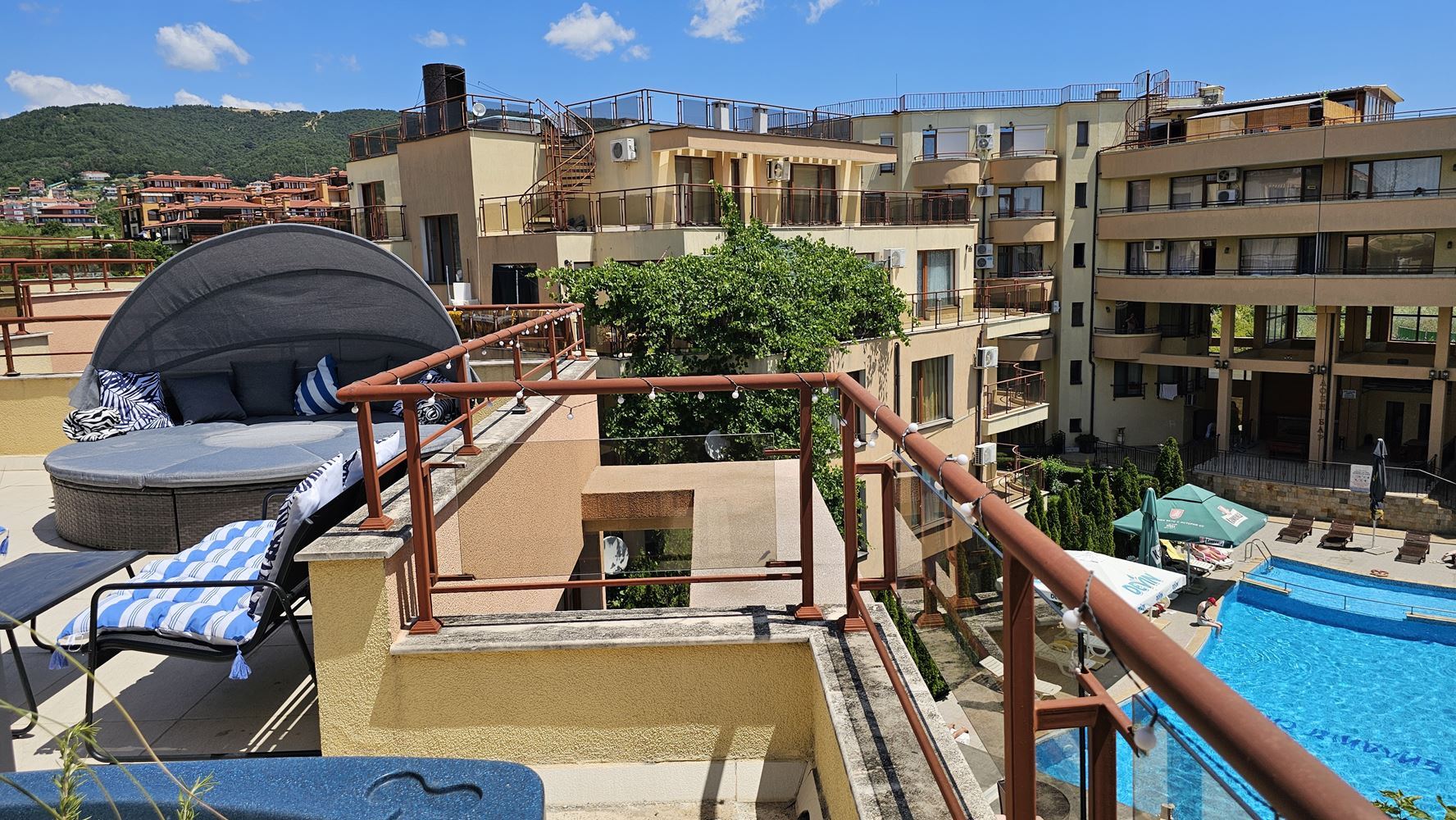 Two-Level Apartment with a Large Panoramic Terrace in a Prestigious Complex in Sveti Vlas