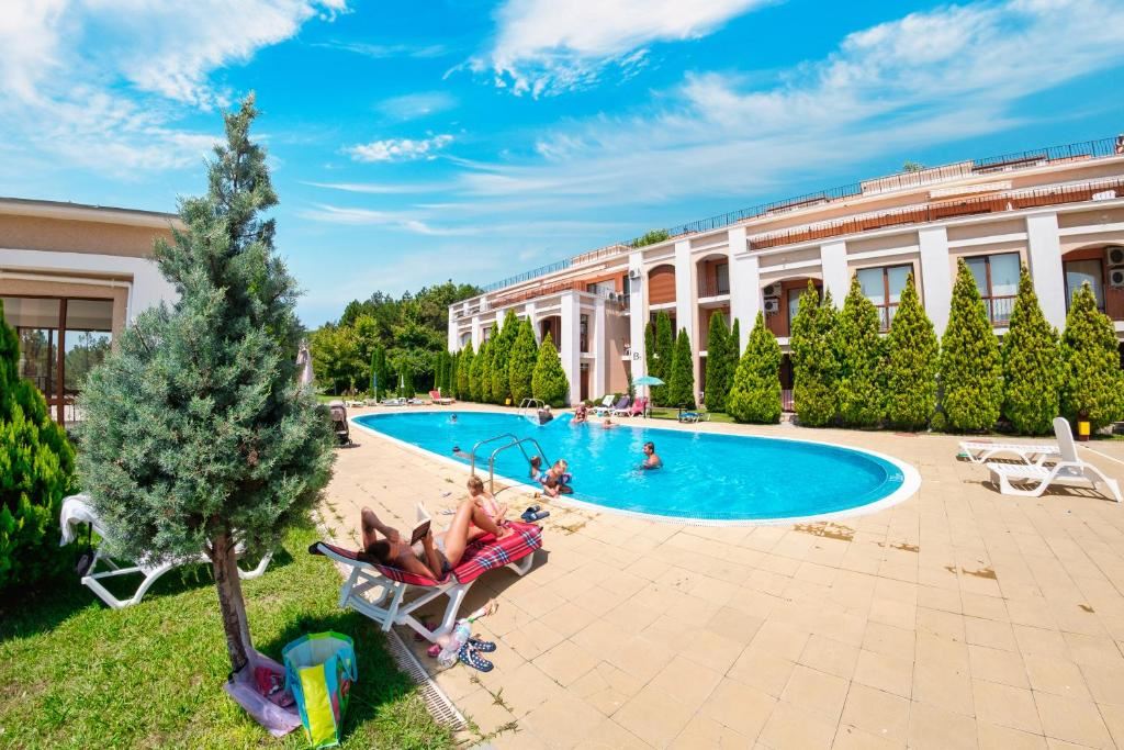 Cozy apartment in Sveti Vlas on the ground floor – sea, mountain and luxury complex