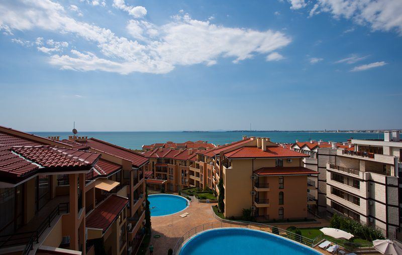 Spacious two-bedroom apartment with pool view and excellent amenities in the complex