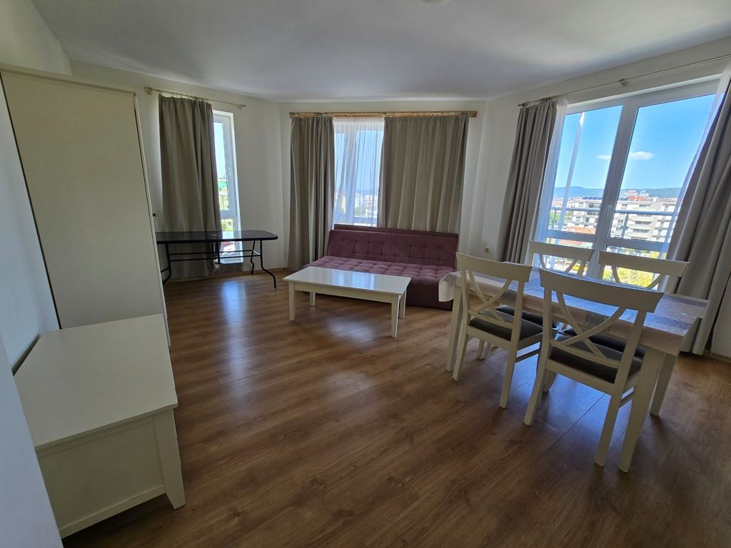 Spacious three room apartment with an excellent location and close proximity to the sea