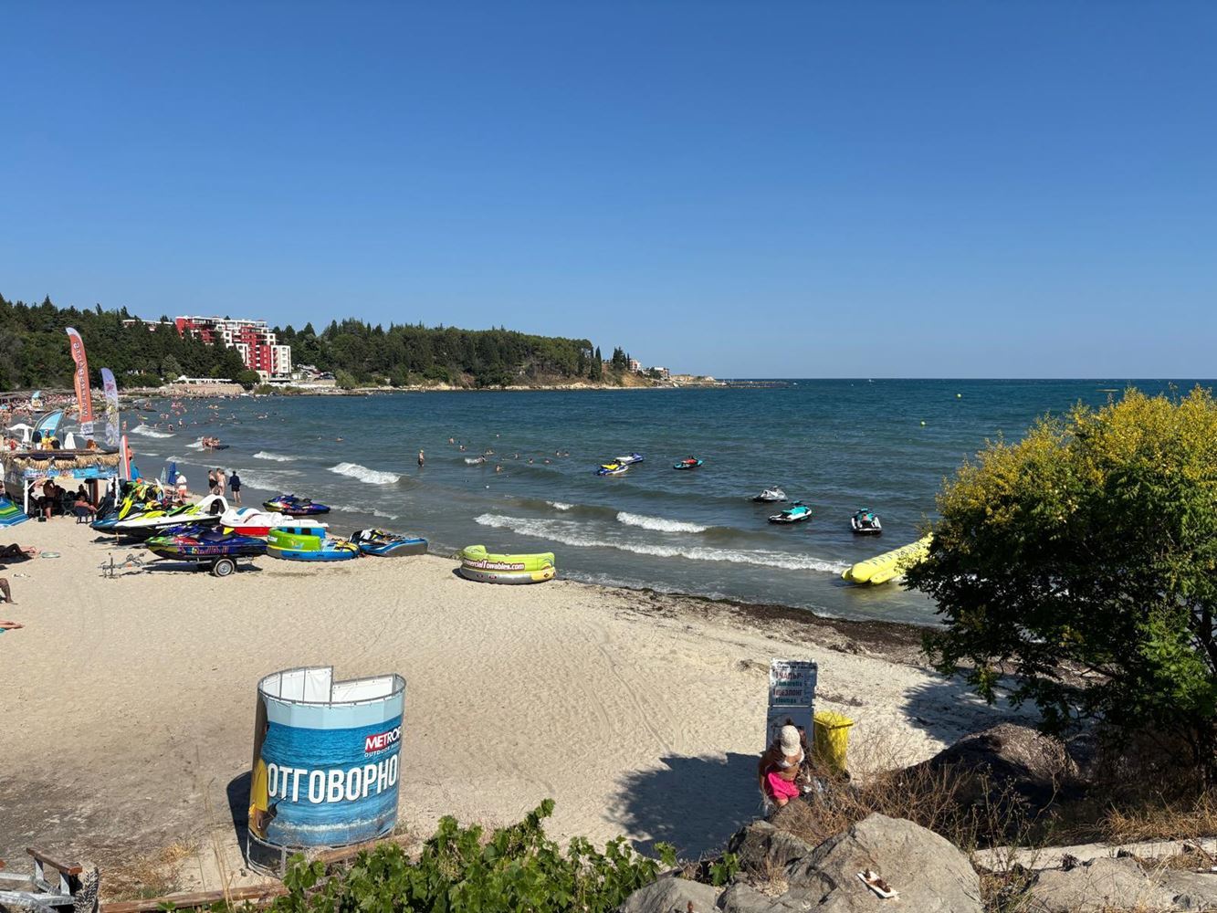 Spacious Three-Bedroom Apartment with Panoramic Sea View Only 50 Meters from the Beach – Low Maintenance Fee!