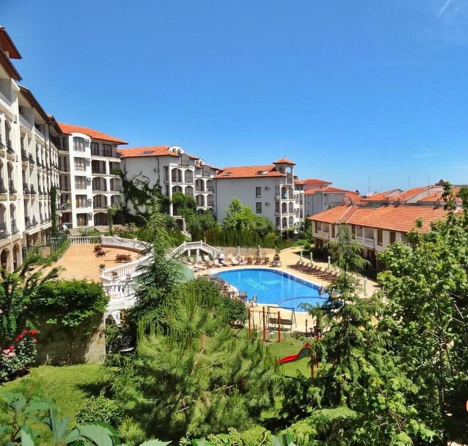 One-bedroom apartment with direct access to the pool in a complex in Sveti Vlas