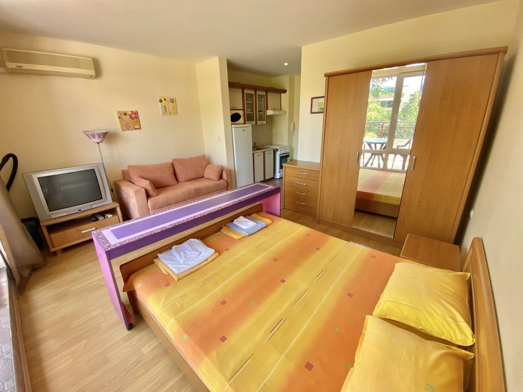 Studio on the first line in a complex in Elenite – sea, mountains, and holiday comfort in one