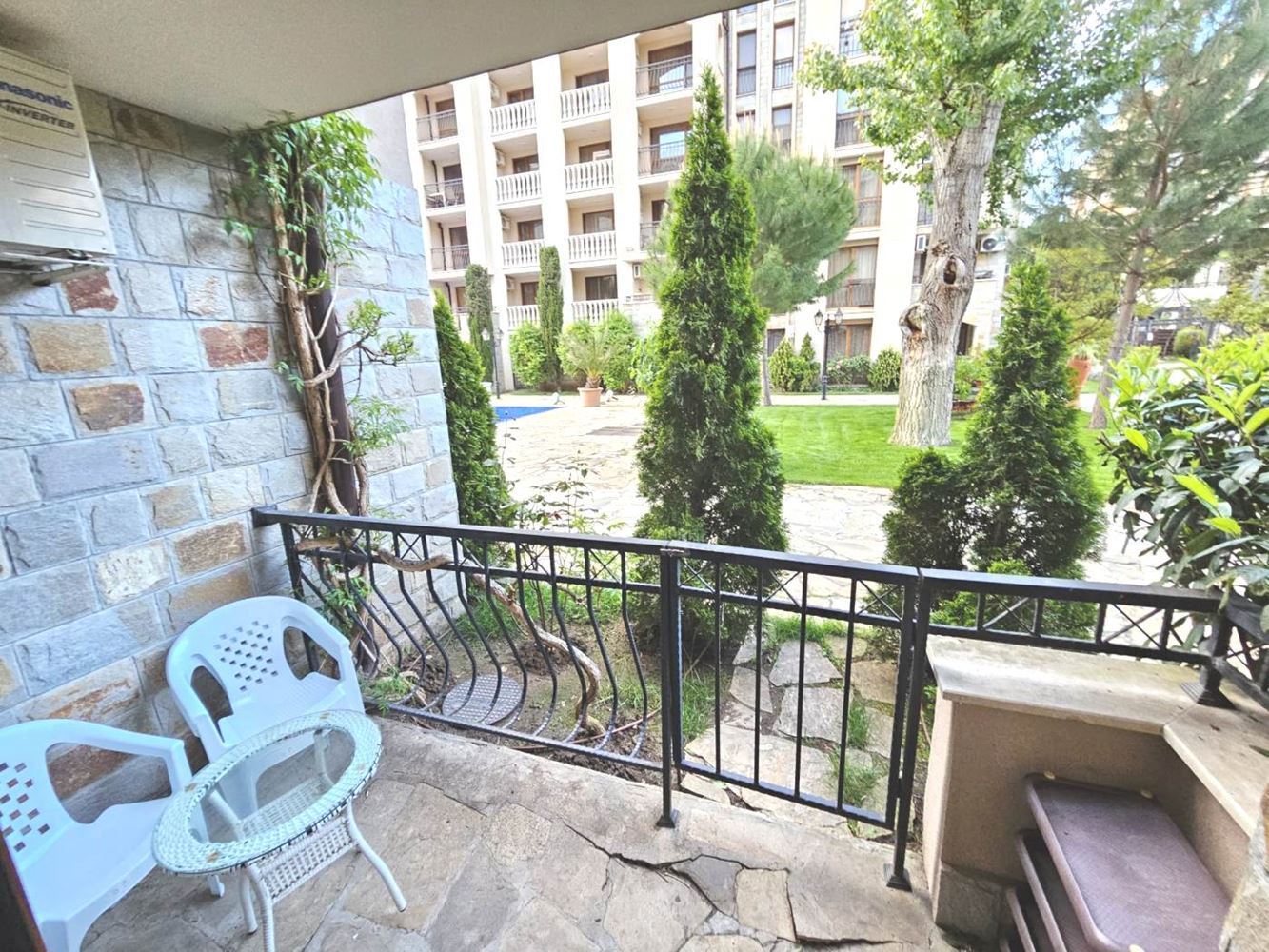 Three-room ground-floor apartment with direct access to the pool in a luxury complex in Sunny Beach