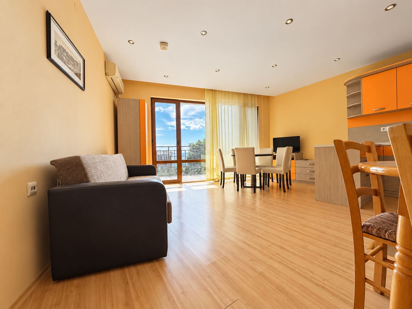 Elenite: spacious two-bedroom apartment on the first line with sea view