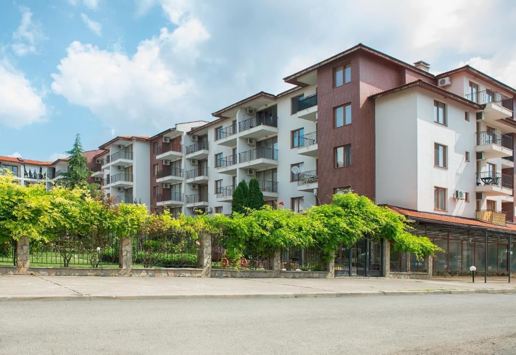 Spacious ground-floor studio with large terrace and potential for a one-bedroom apartment – security and comfort in Nessebar