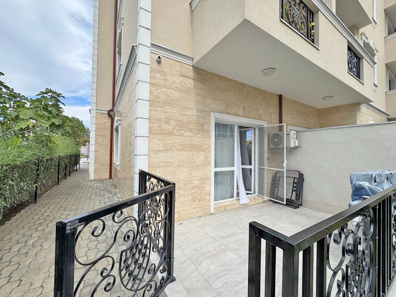 Spacious one-bedroom apartment with a large terrace and pool view in Sunny Beach