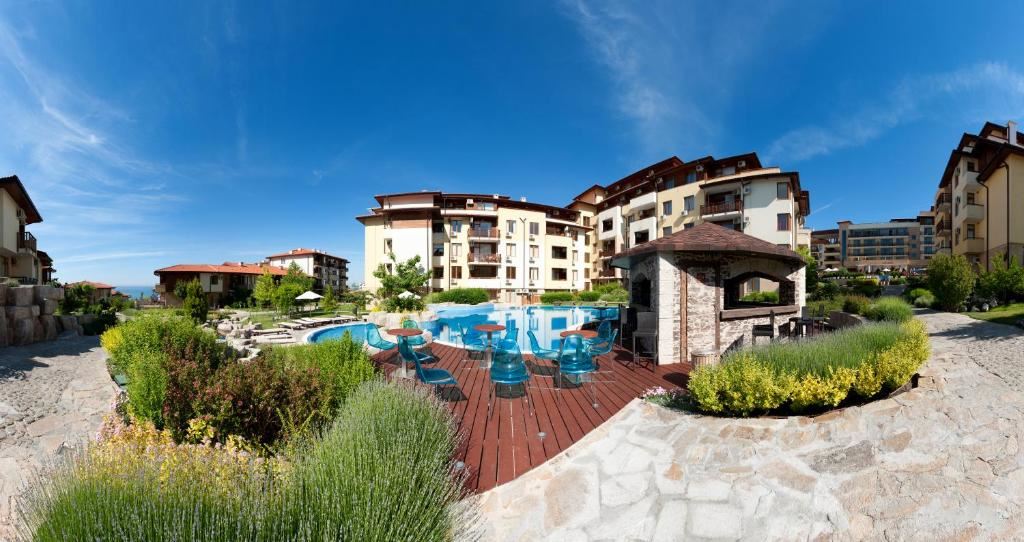One-bedroom apartment in a complex with a seaside atmosphere on the first line in Sveti Vlas