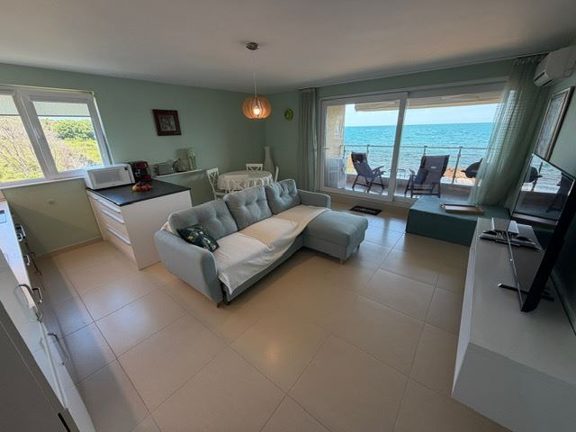 Spacious Apartment with 2 Bedrooms on the First Sea Line with Frontal Panoramic Sea View