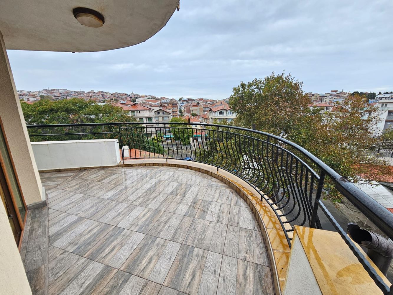 Spacious three-room apartment on the first line of the sea in Sozopol with a unique panoramic terrace
