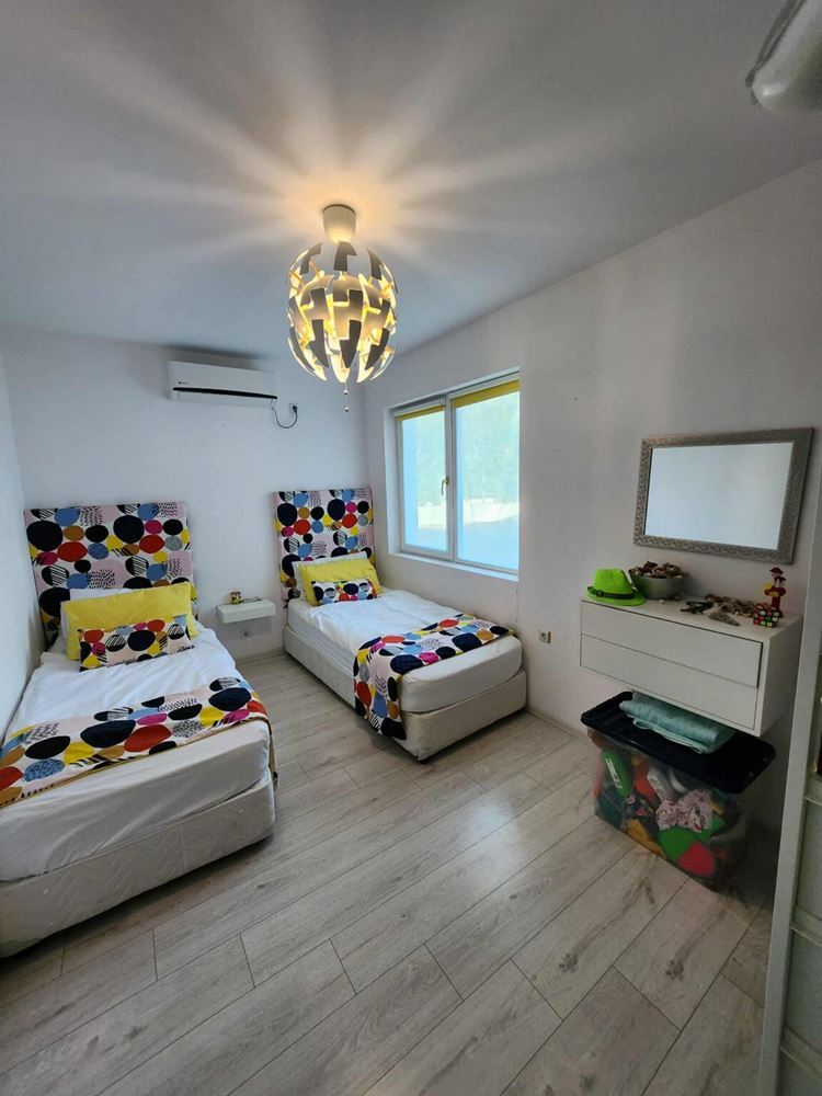 Two-bedroom apartment with pool view in Sveti Vlas – comfort, style and excellent location