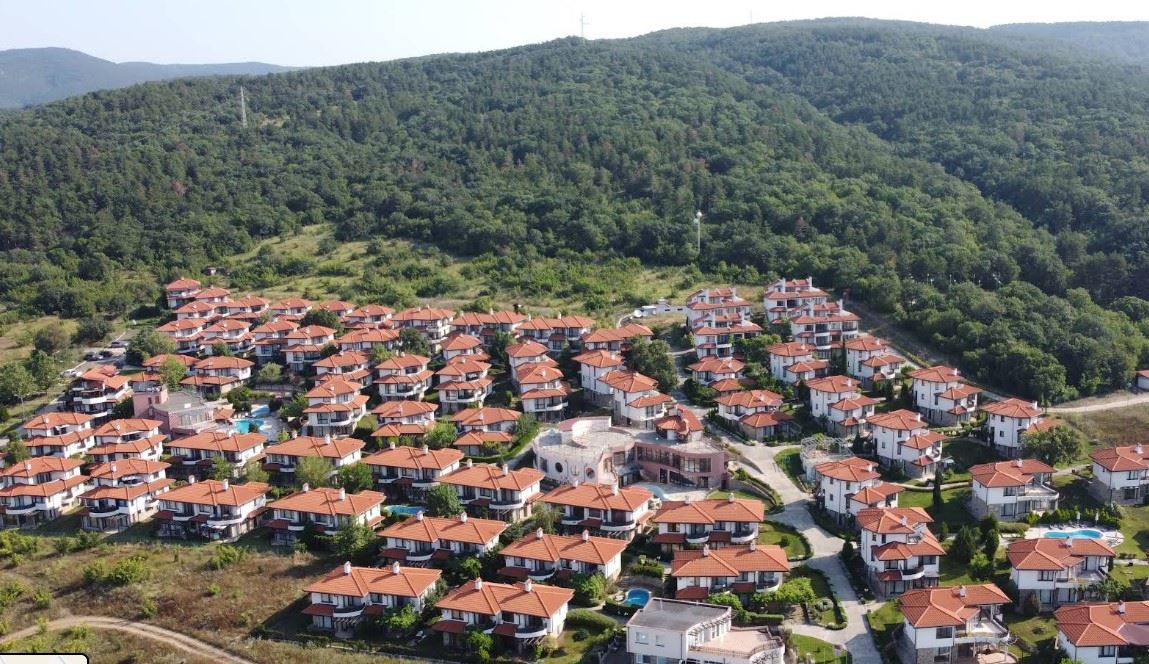Spacious two-bedroom apartment in a modern complex with pools and excellent infrastructure – ready to move in or for investment