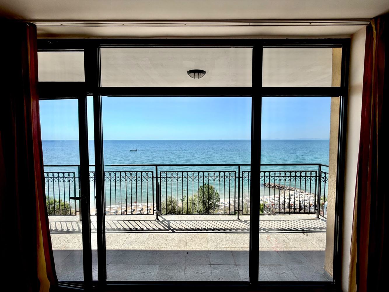 One-bedroom apartment with panoramic sea view on the first line in Sveti Vlas