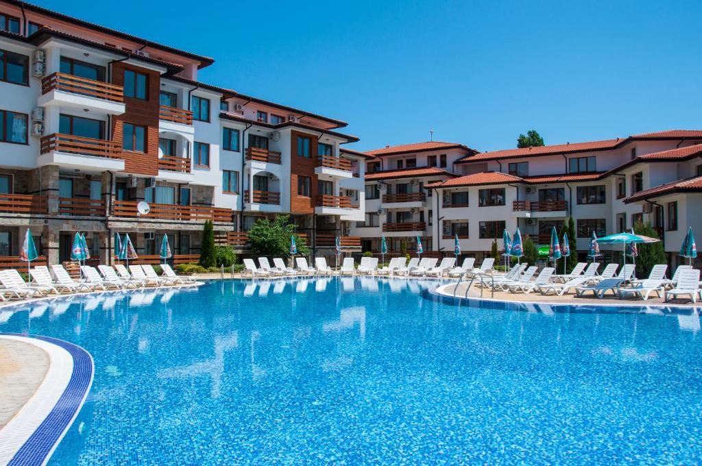 One-bedroom apartment with pool view on the outskirts of Sunny Beach – peace, nature, and year-round comfort