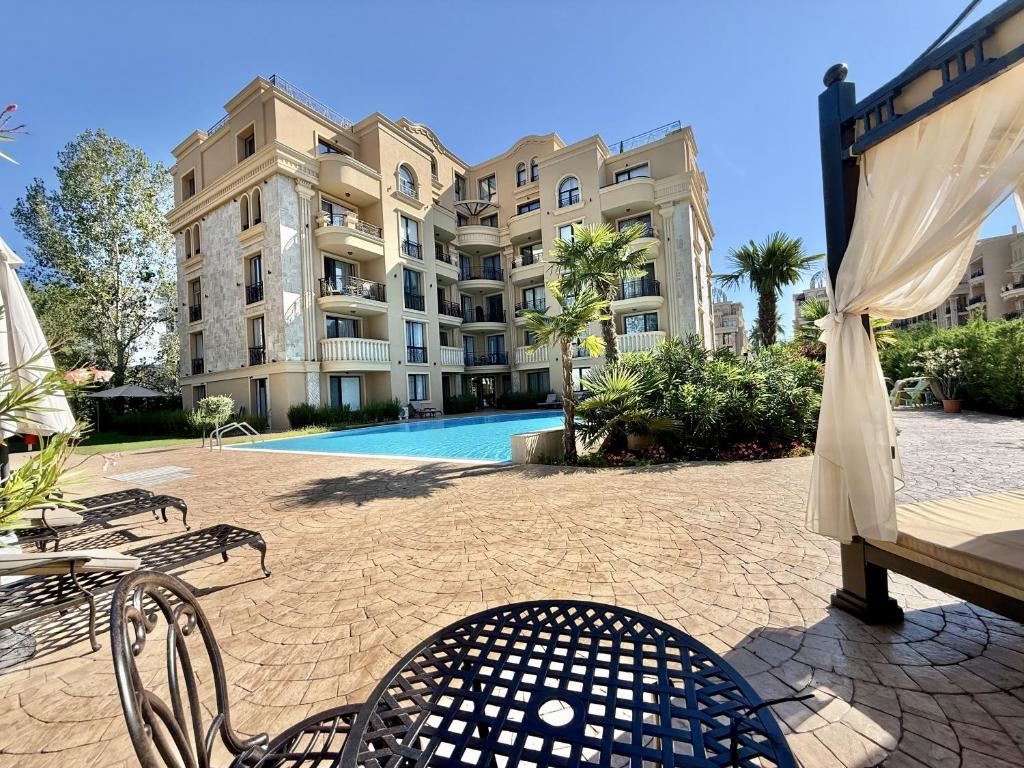 Three-room Apartment with a Large Panoramic Terrace in a Stylish Complex in Sunny Beach