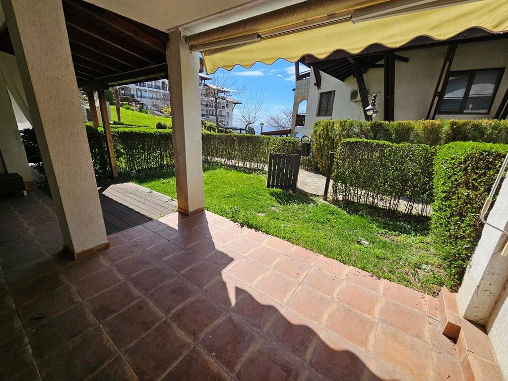 Luxury on the first line – stylish apartment with veranda, private garden, and sea view in Sveti Vlas