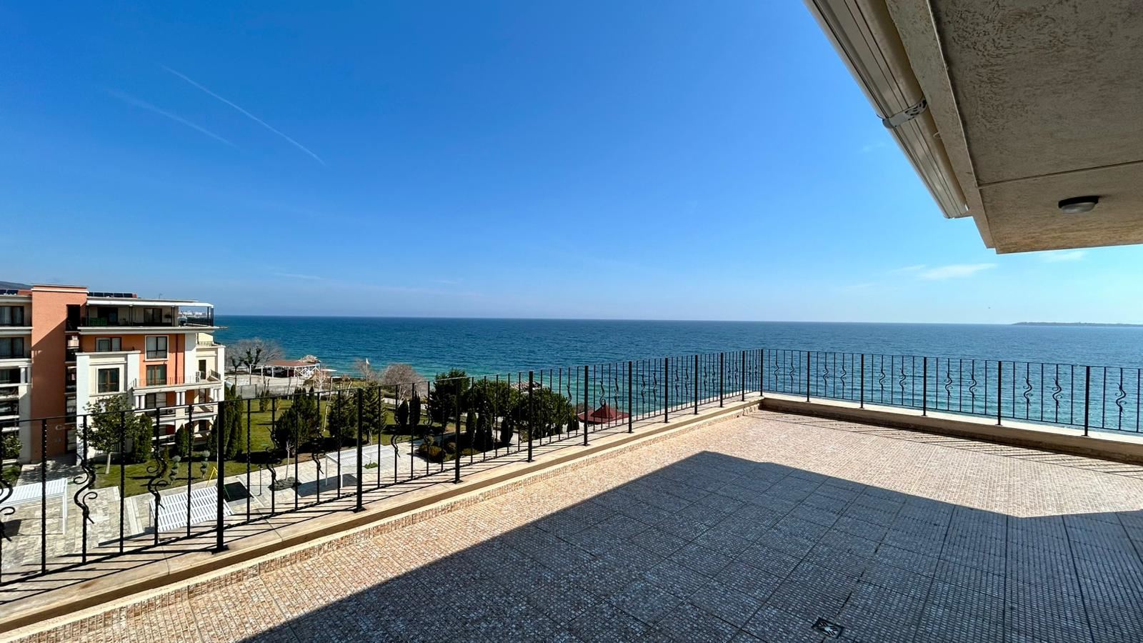 Sveti Vlas – three-bedroom apartment with direct panoramic sea view in a first-line complex
