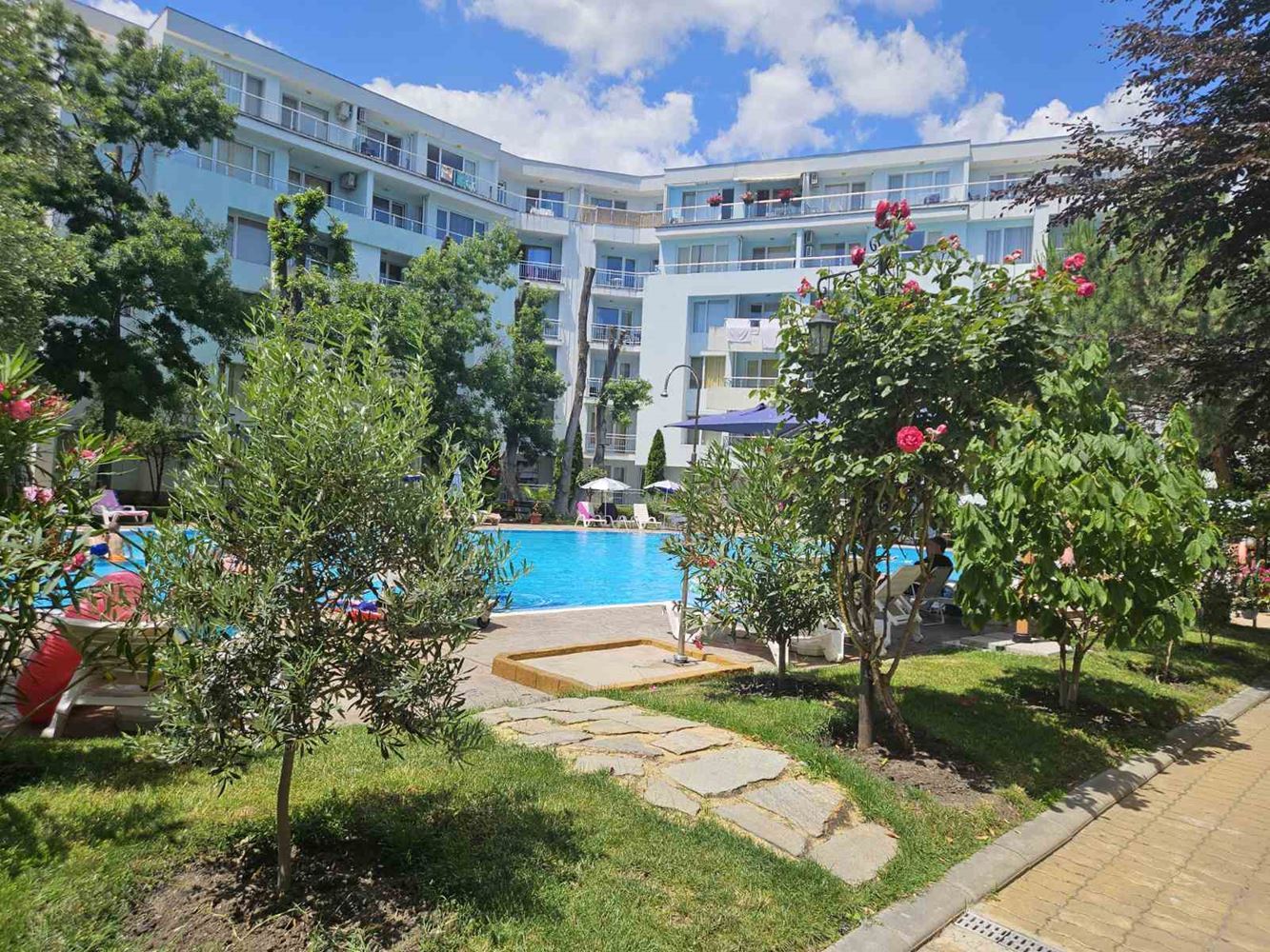 Only 100 meters from the sea! Spacious one-bedroom apartment overlooking the pool in one of the most sought-after complexes in Sunny Beach