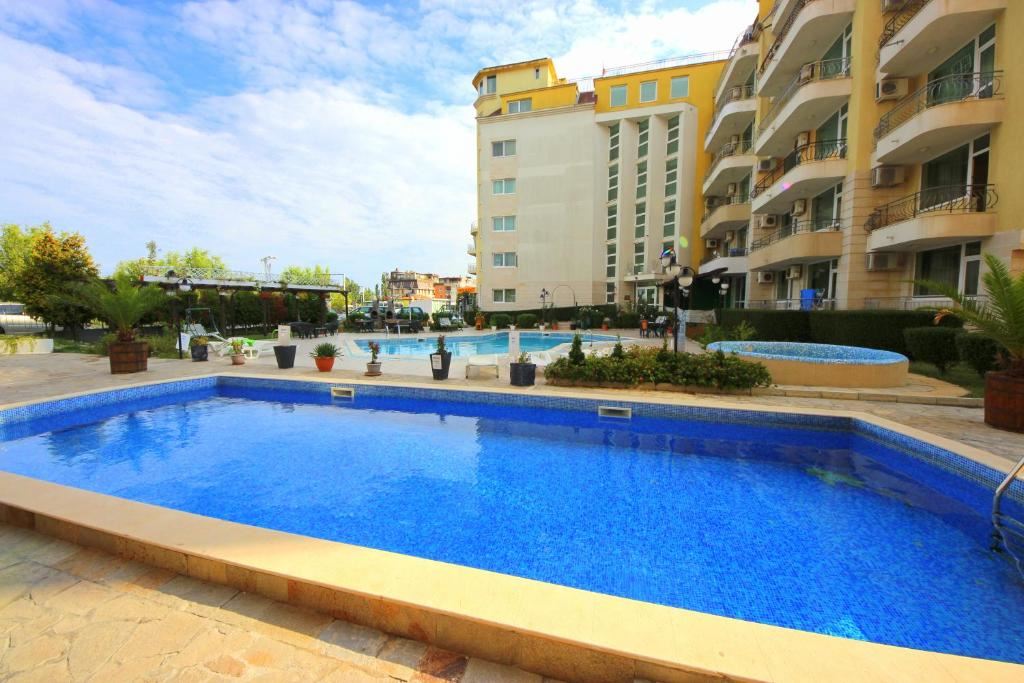 One-bedroom apartment with panoramic pool view – Sunny Beach, only 300 m from the sea