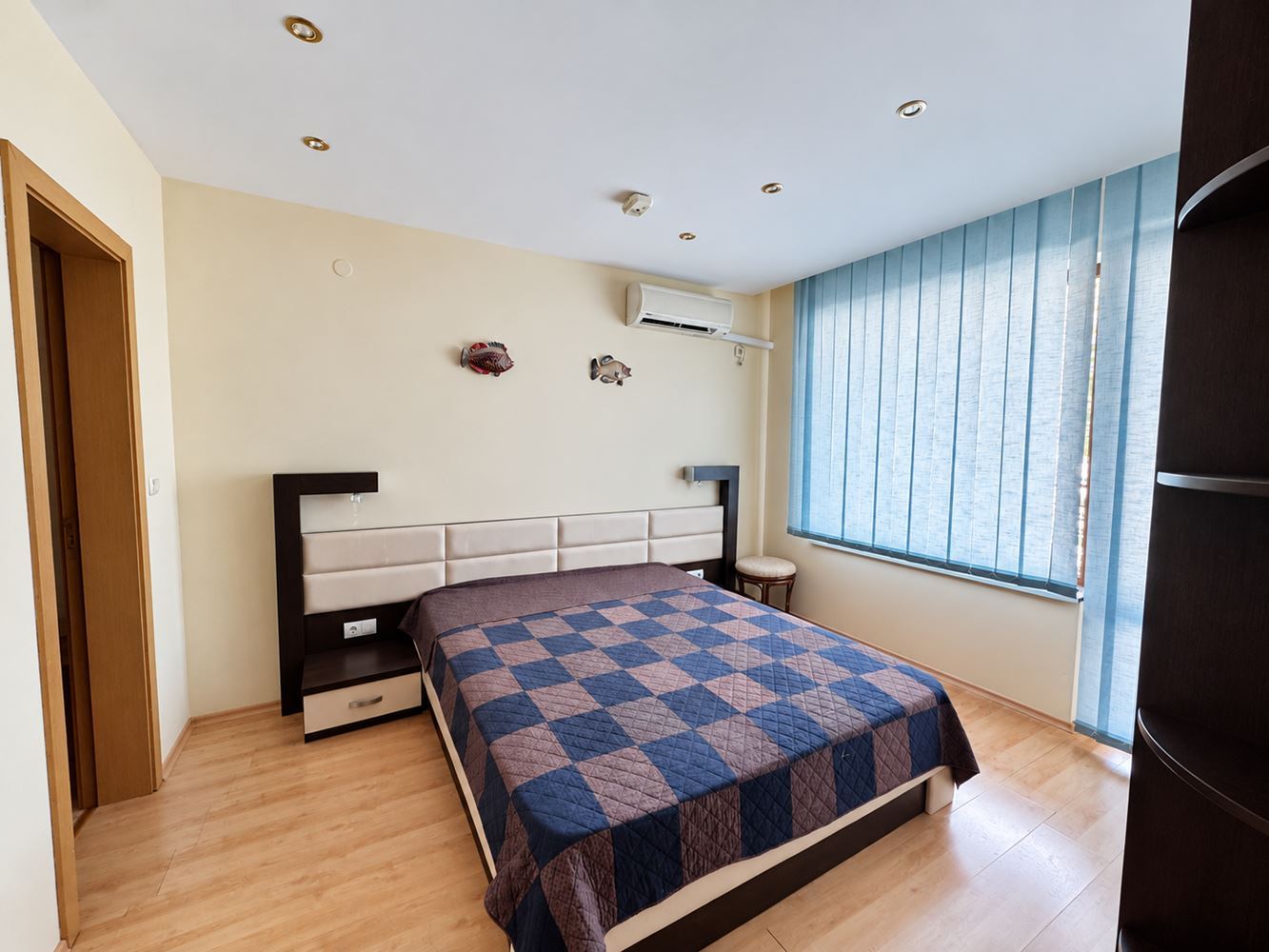 Elenite: spacious two-bedroom apartment on the first line with sea view