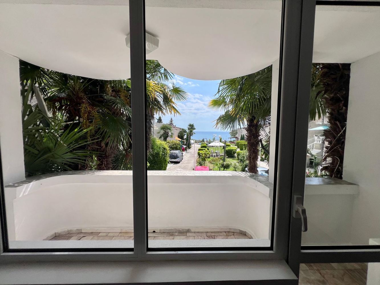 First-line sea property in Ravda – two-bedroom maisonette with sea view and private parking space