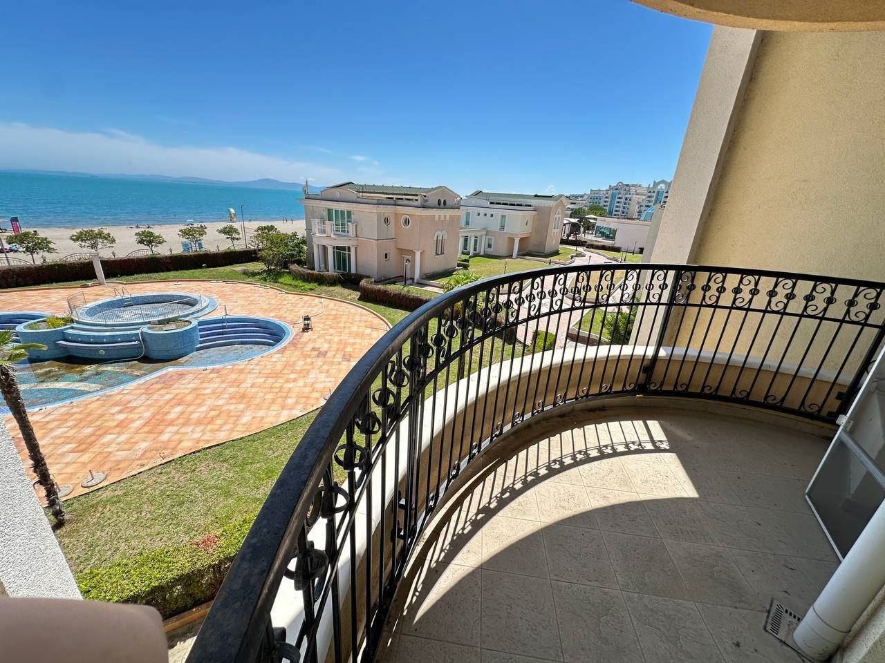 Spacious Apartment with Sea View on the First Line in Pomorie – Holiday Property with the Feeling of a Luxury Resort