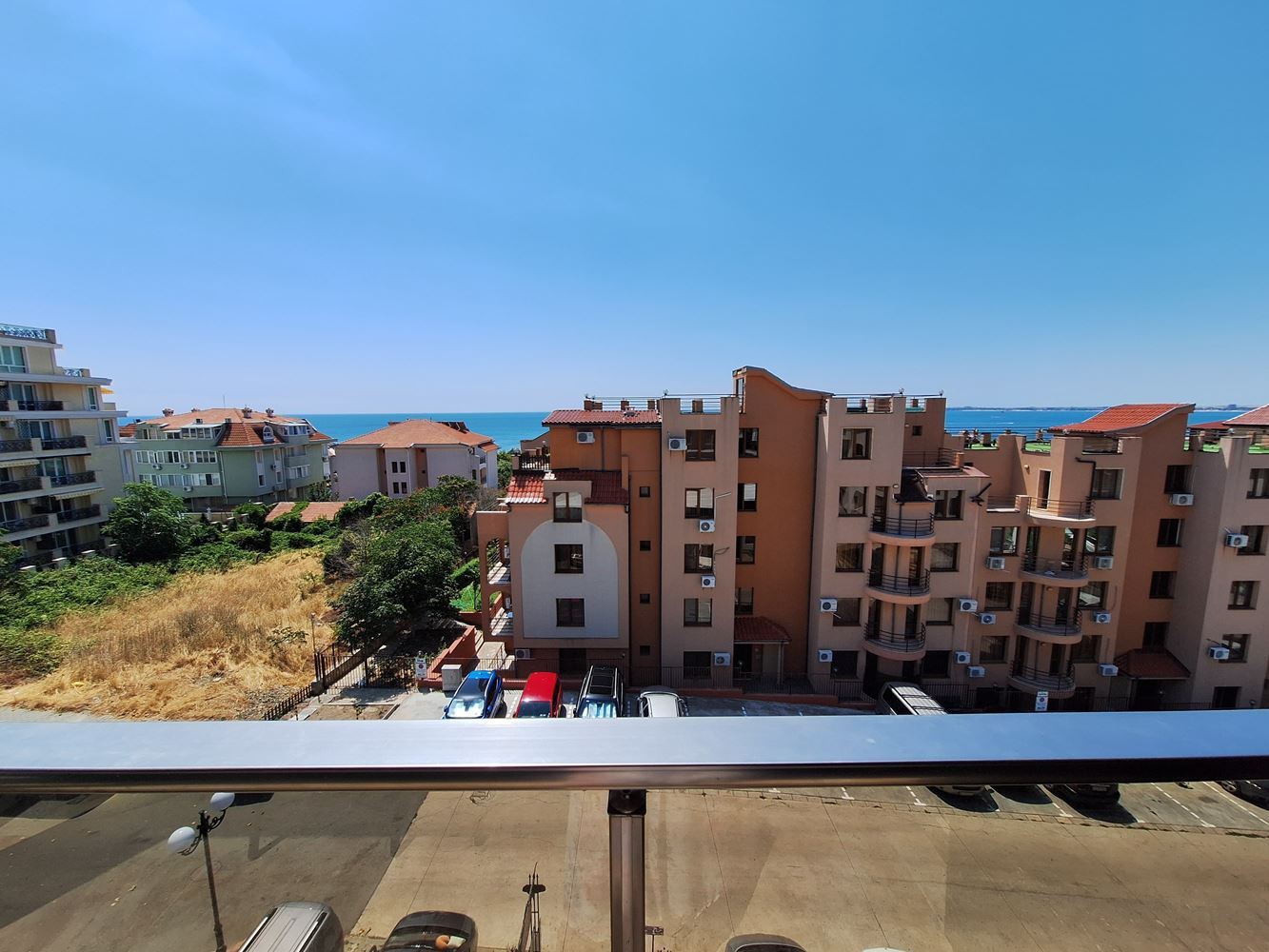 Spacious two-bedroom apartment with parking space only 200 meters from the sea in Sveti Vlas