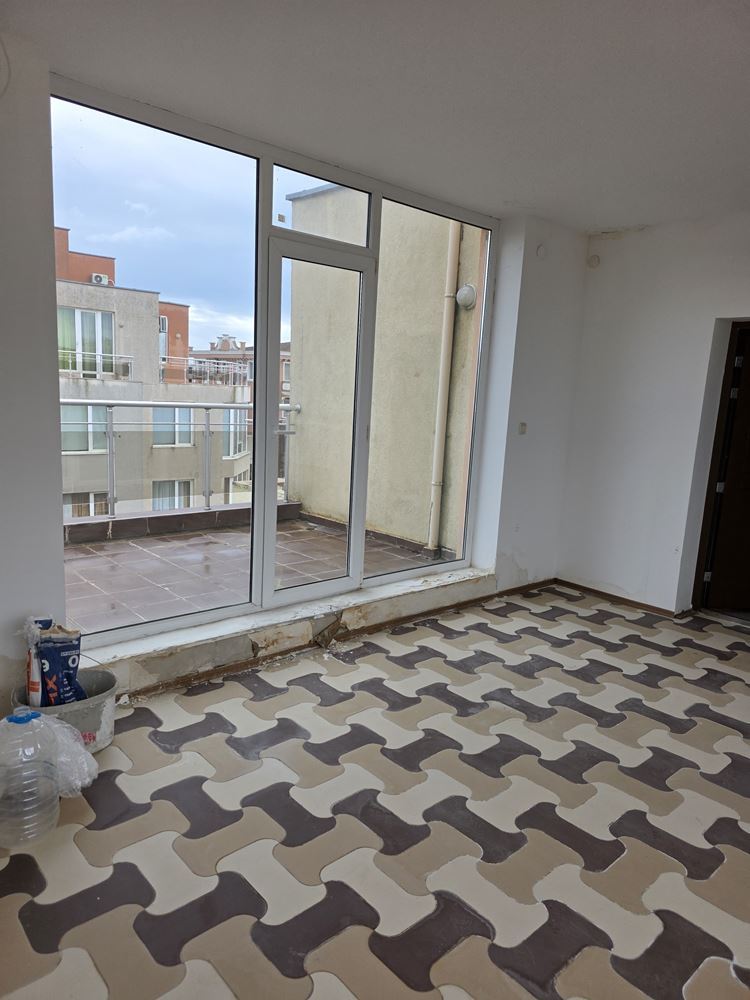 Three-room apartment with a huge terrace 500 m from the beach in Sunny Beach – 148 m² and excellent potential