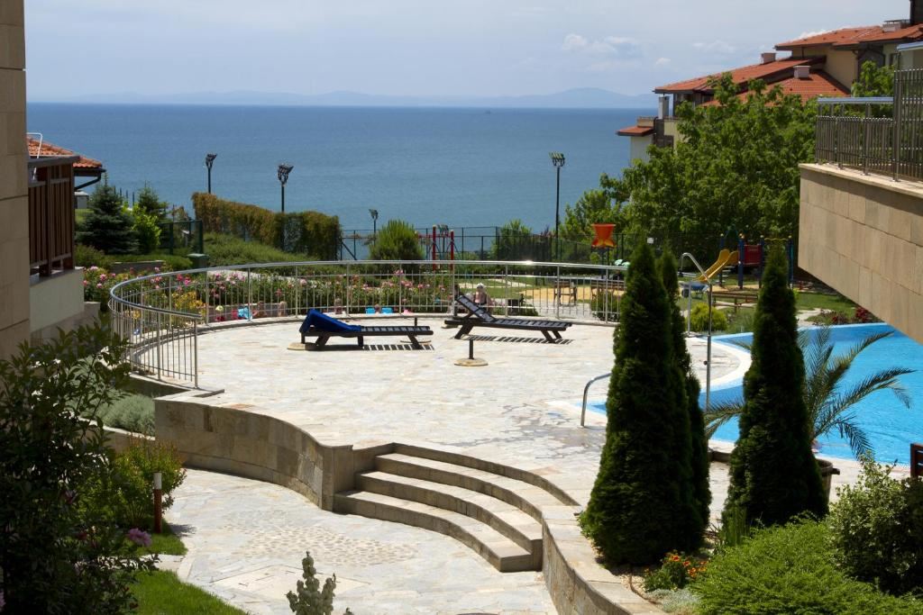 One-bedroom apartment in a complex with a seaside atmosphere on the first line in Sveti Vlas
