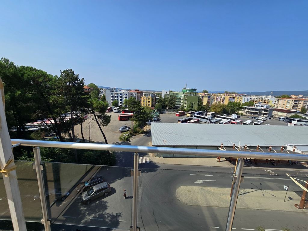 Spacious three room apartment with an excellent location and close proximity to the sea
