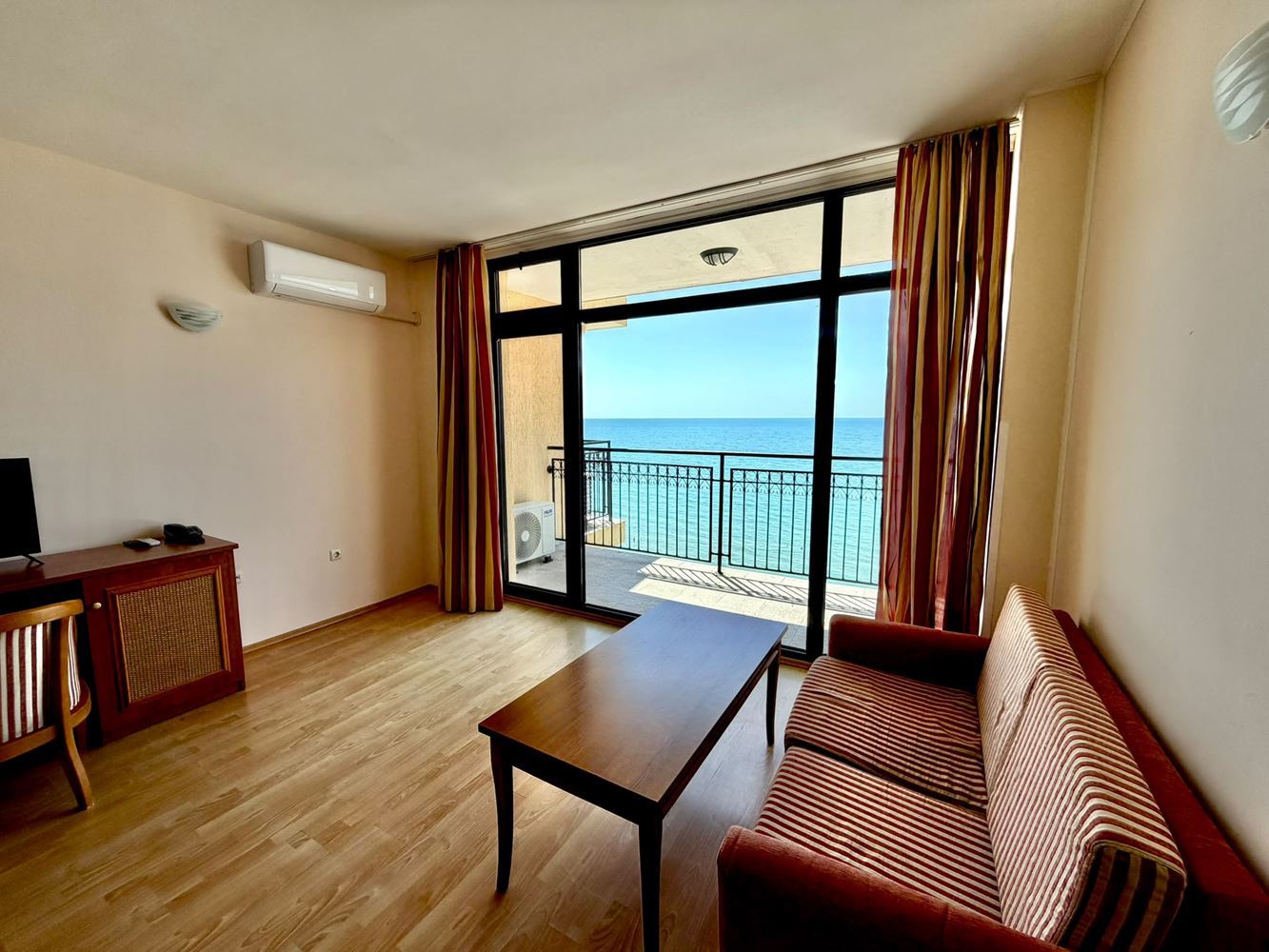One-bedroom apartment with panoramic sea view on the first line in Sveti Vlas