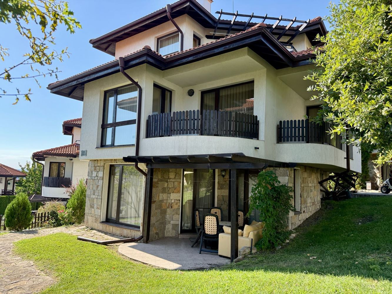 Cozy One-Bedroom Apartment with a Garden and Excellent Amenities in the Sunny Beach Area