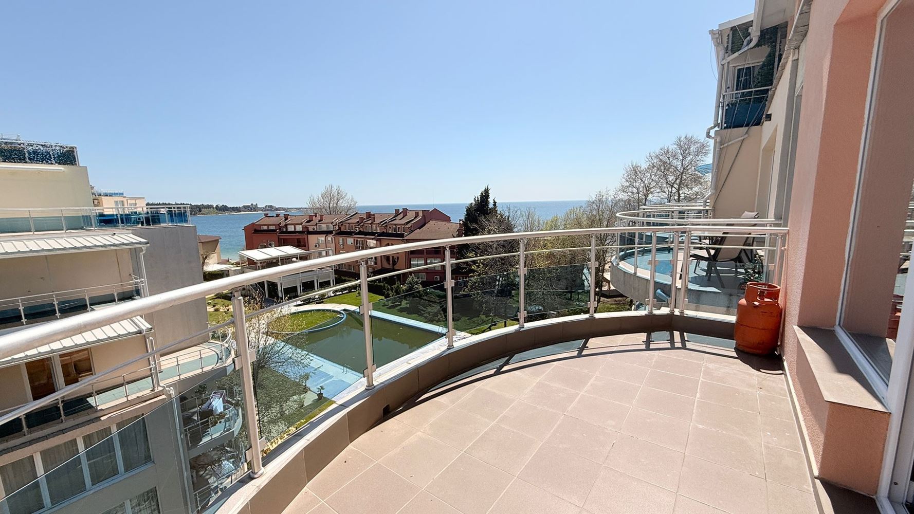 Luxury three-bedroom apartment on the first line in Ravda – space, prestige, and breathtaking sea panorama