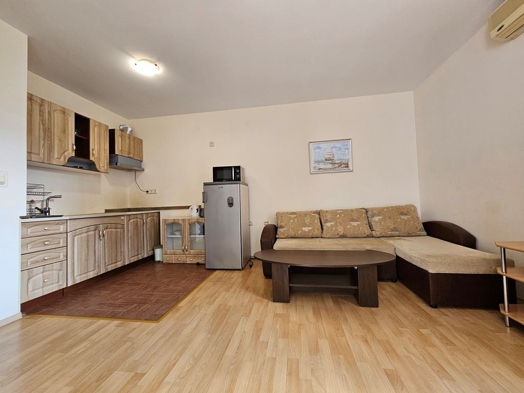 One-Bedroom Apartment on the First Line to the Sea in a Secure Complex in Elenite